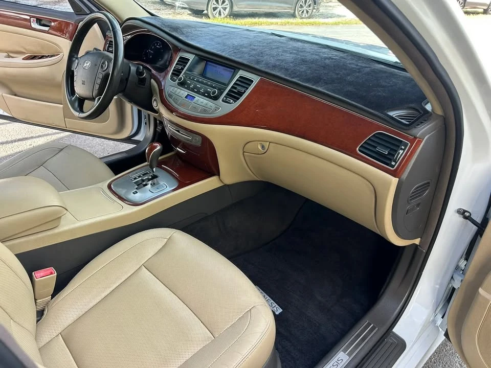 2014 Hyundai Genesis - Image 17 of 20