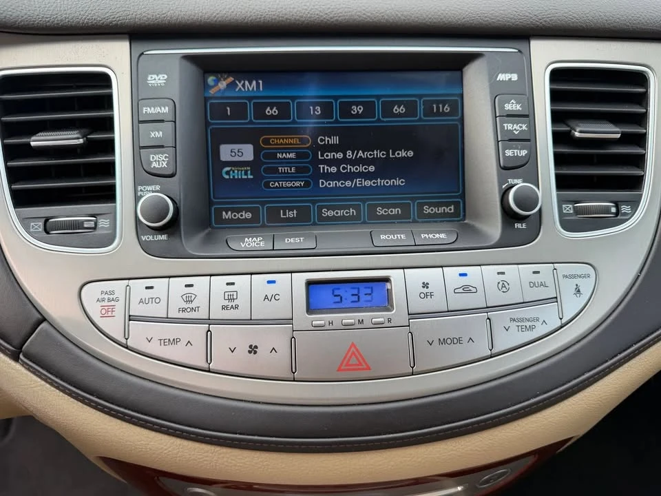2014 Hyundai Genesis - Image 17 of 20