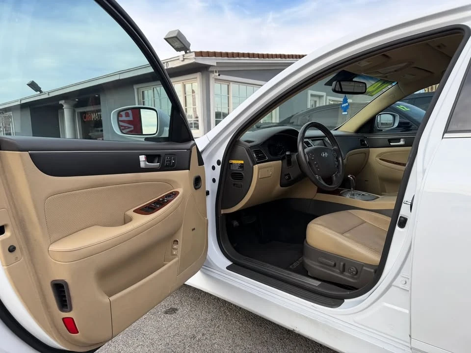 2014 Hyundai Genesis - Image 12 of 20