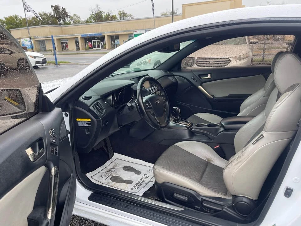 2014 Hyundai Genesis - Image 10 of 12