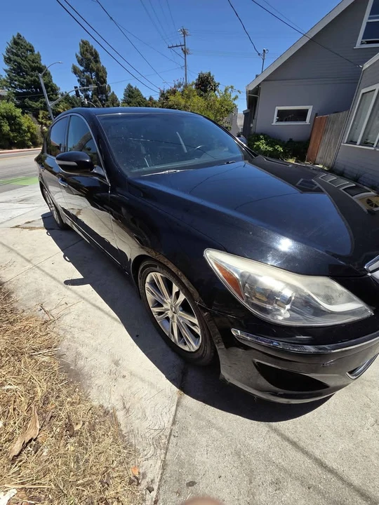 2014 Hyundai Genesis - Image 9 of 17