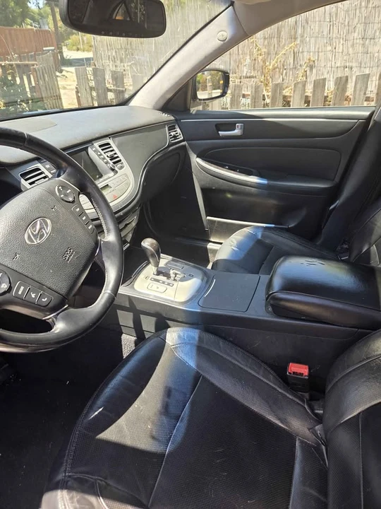 2014 Hyundai Genesis - Image 14 of 17