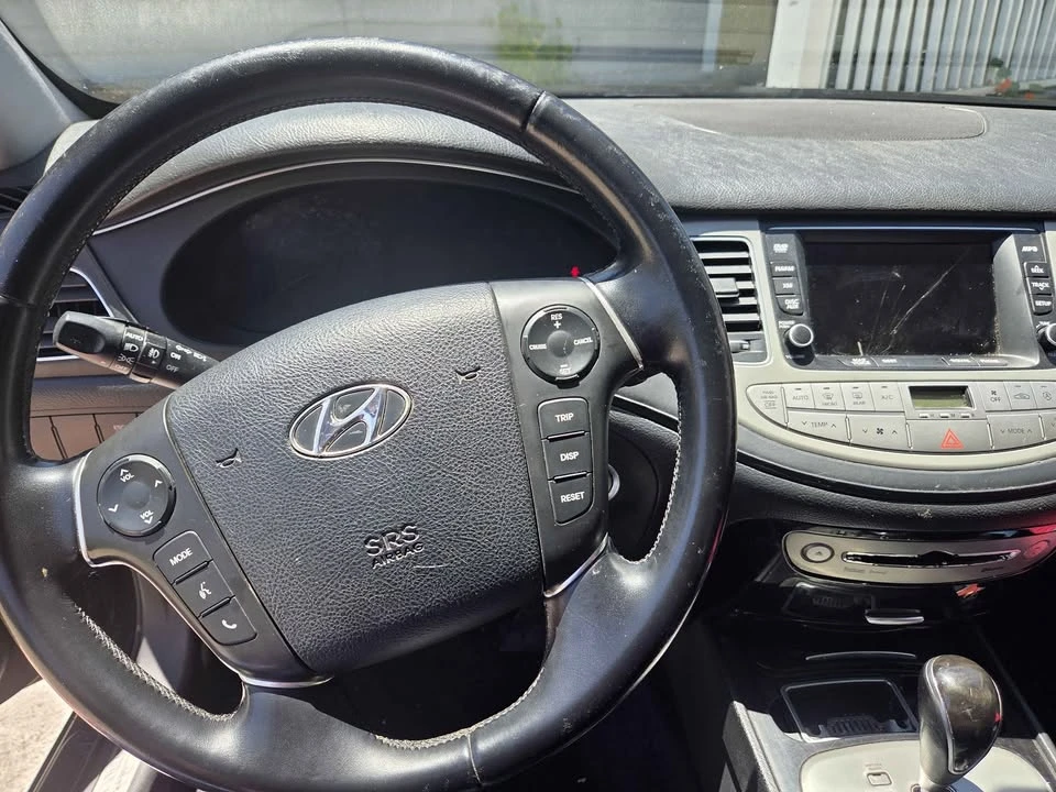 2014 Hyundai Genesis - Image 11 of 17