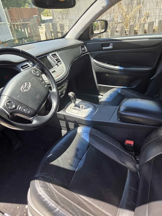 2014 Hyundai Genesis - Image 15 of 17