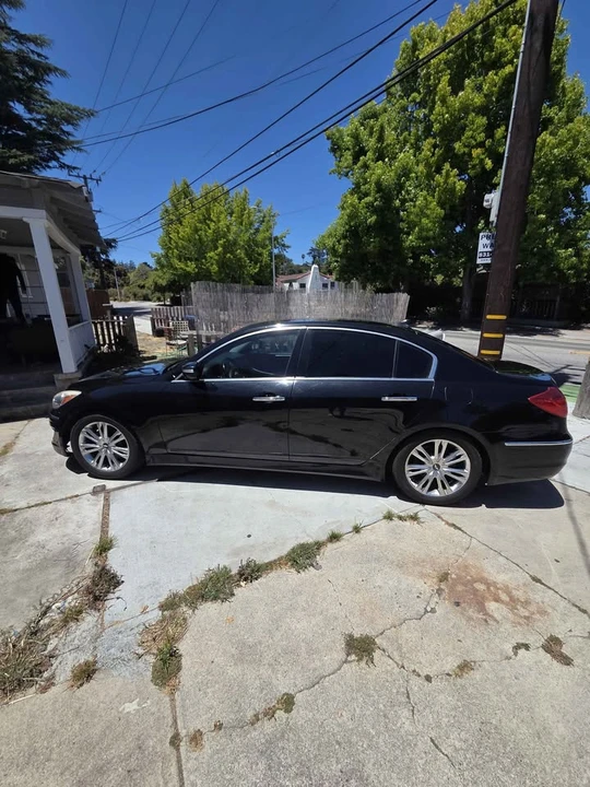 2014 Hyundai Genesis - Image 2 of 17