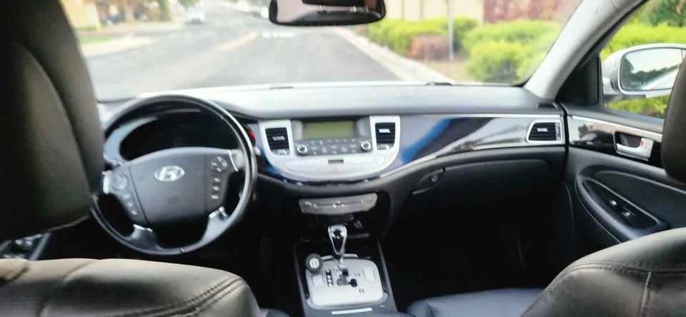 2014 Hyundai Genesis - Image 15 of 20