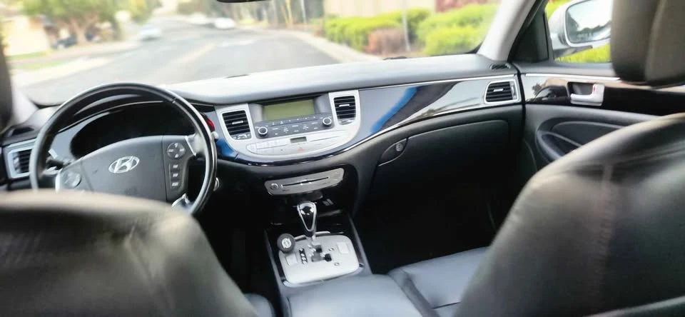 2014 Hyundai Genesis - Image 11 of 20