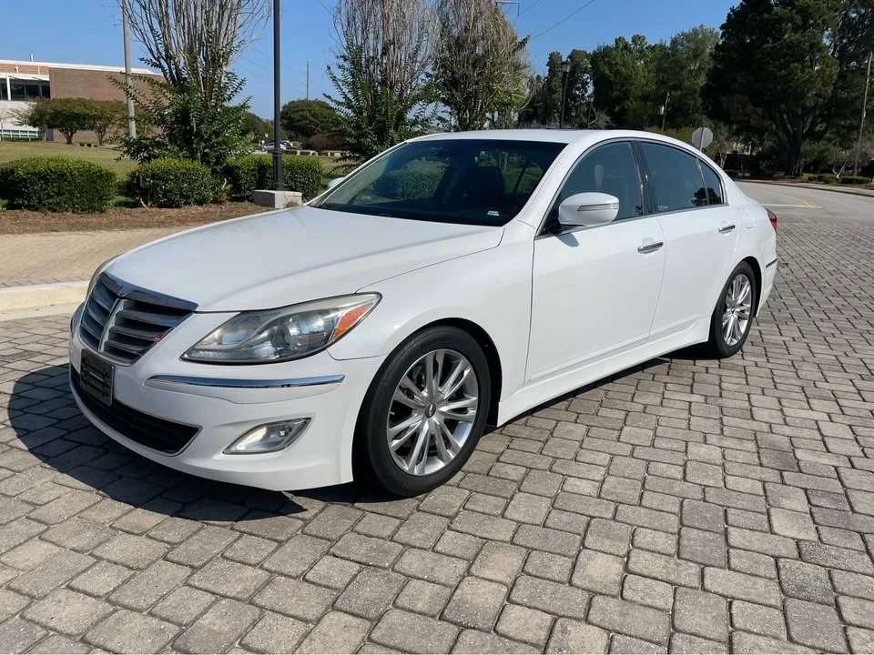 2014 Hyundai Genesis - Image 2 of 15