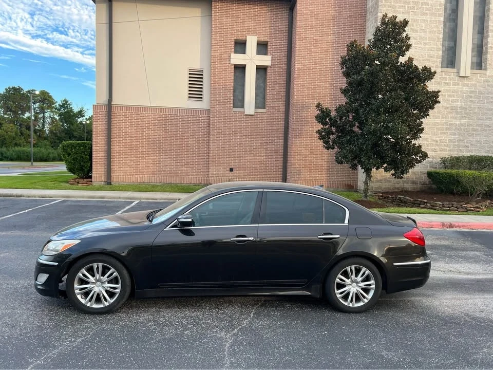 2014 Hyundai Genesis - Image 2 of 18