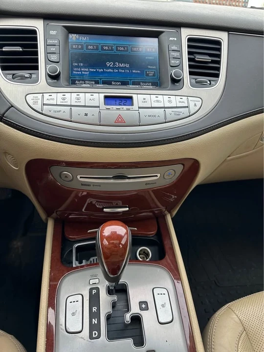 2014 Hyundai Genesis - Image 9 of 16