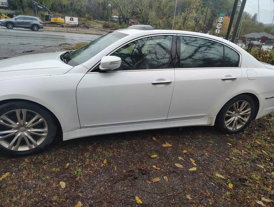 2014 Hyundai Genesis - Image 2 of 5