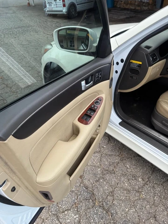 2014 Hyundai Genesis - Image 12 of 15