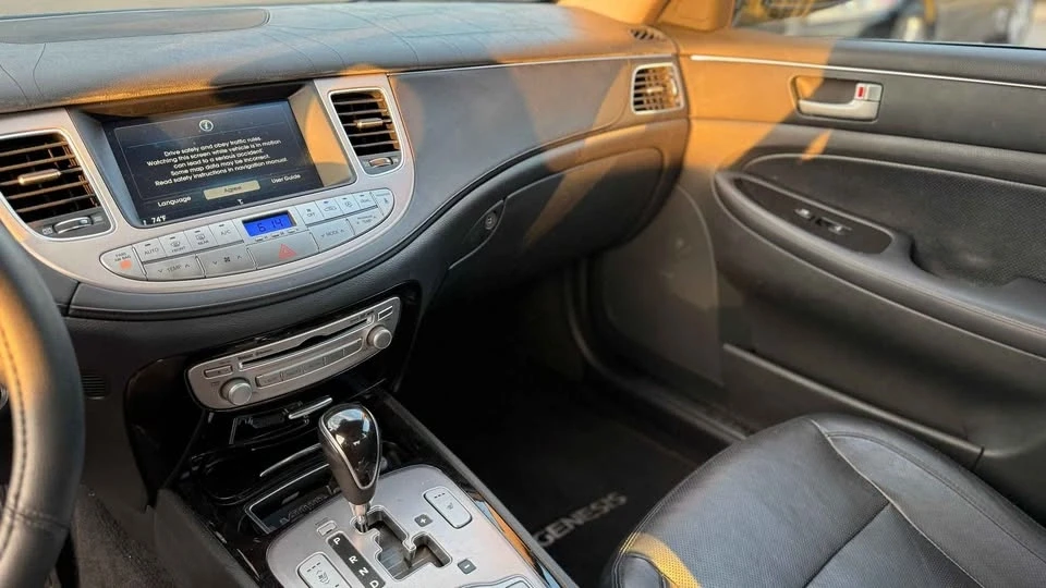 2014 Hyundai Genesis - Image 10 of 14