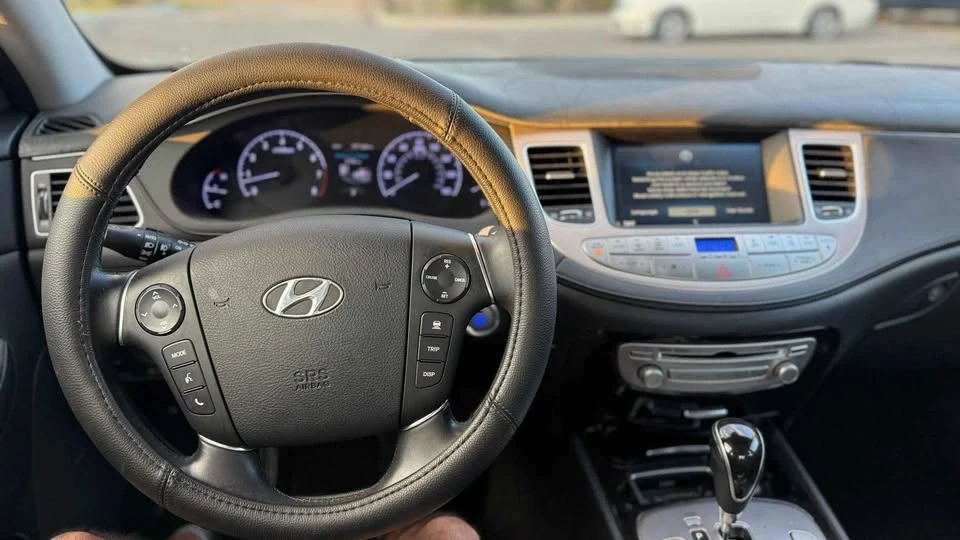 2014 Hyundai Genesis - Image 11 of 14