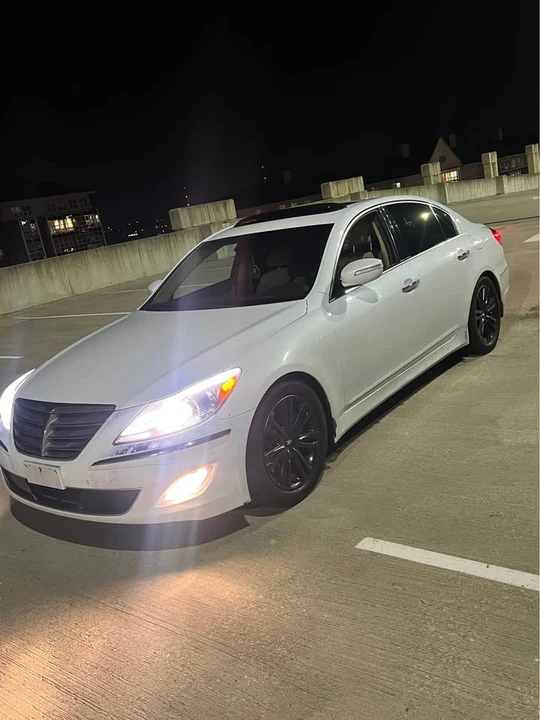 2014 Hyundai Genesis - Image 2 of 18