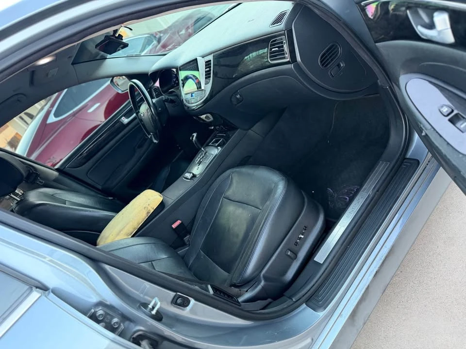 2014 Hyundai Genesis - Image 12 of 13