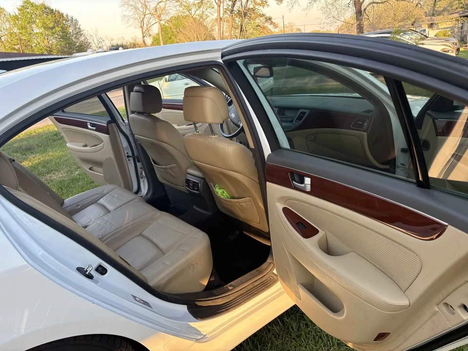 2014 Hyundai Genesis - Image 8 of 10