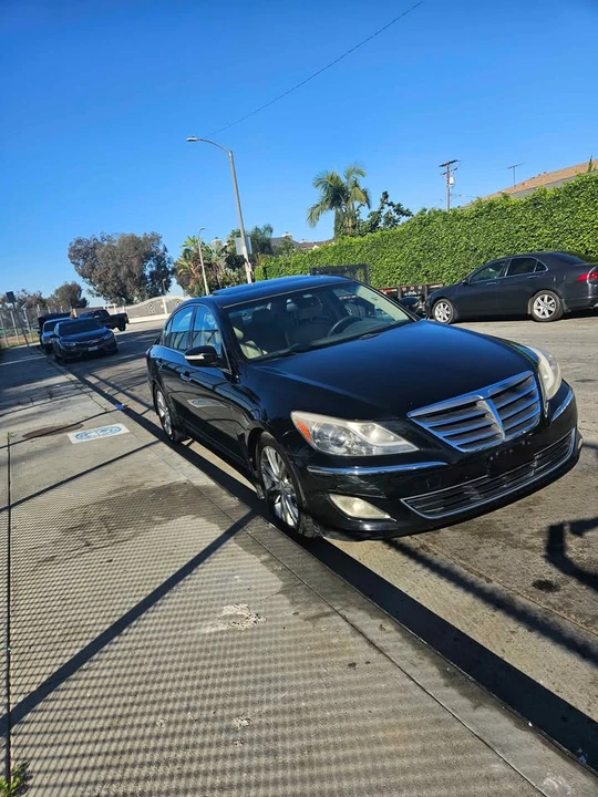 2014 Hyundai Genesis - Image 2 of 10