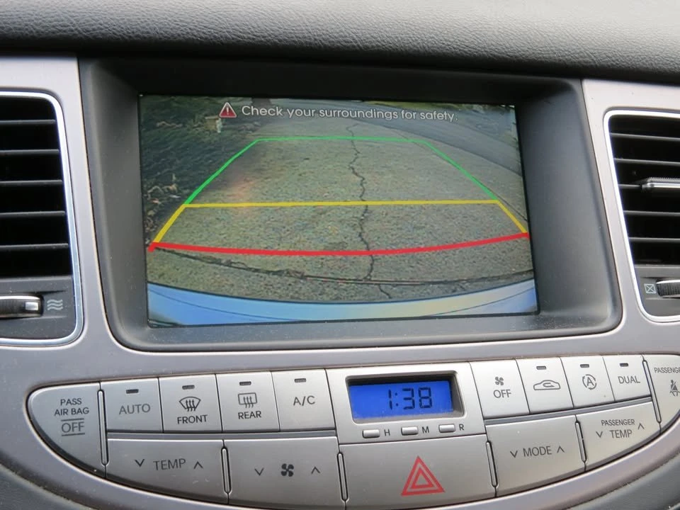 2014 Hyundai Genesis - Image 14 of 17