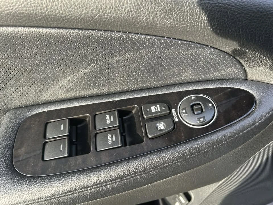 2014 Hyundai Genesis - Image 9 of 17