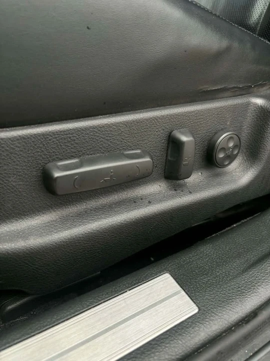 2014 Hyundai Genesis - Image 11 of 16