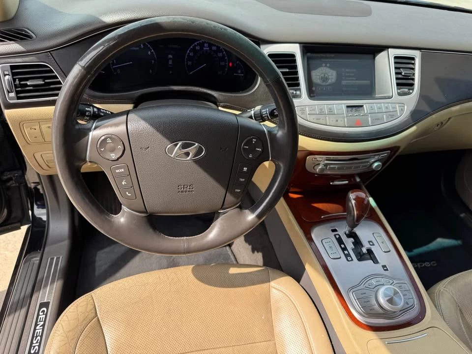 2014 Hyundai Genesis - Image 15 of 18