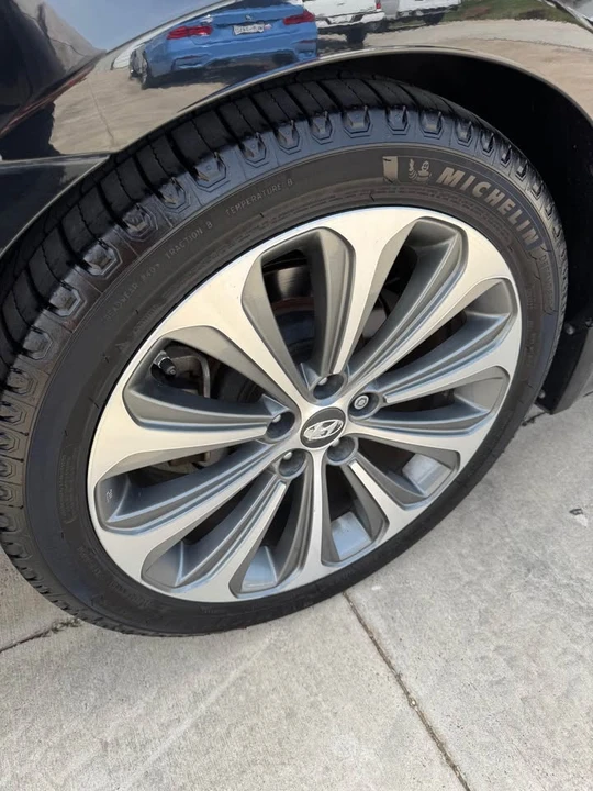 2014 Hyundai Genesis - Image 9 of 18