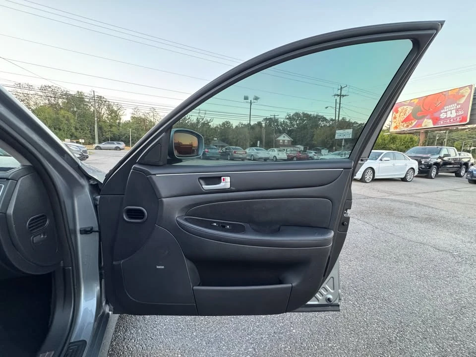2014 Hyundai Genesis - Image 17 of 20