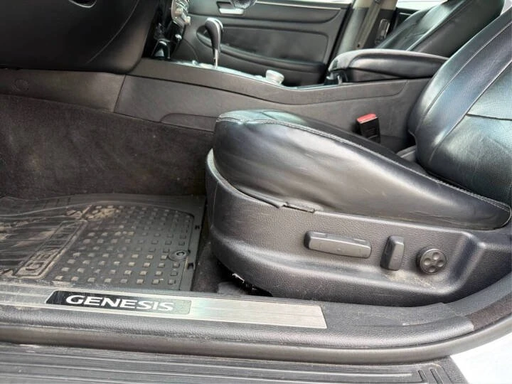2014 Hyundai Genesis - Image 14 of 18