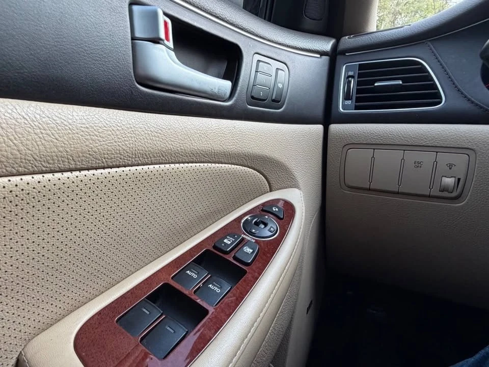 2014 Hyundai Genesis - Image 17 of 18