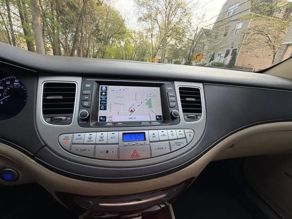 2014 Hyundai Genesis - Image 11 of 18