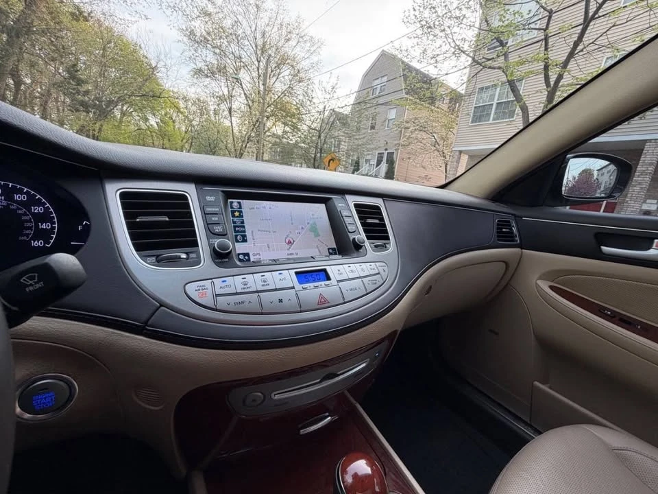 2014 Hyundai Genesis - Image 10 of 18