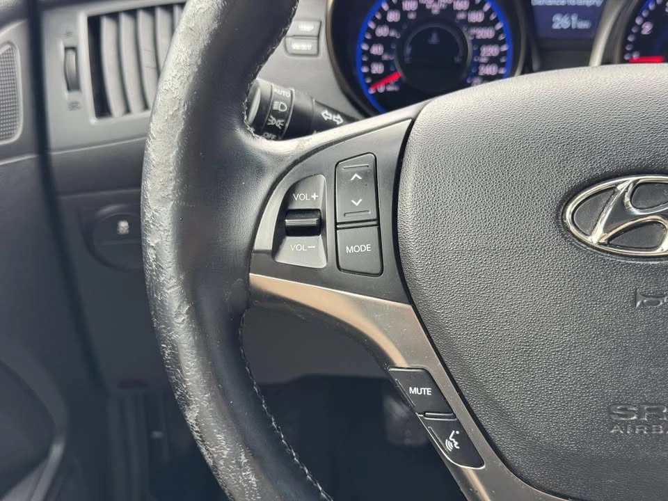 2014 Hyundai Genesis - Image 17 of 20