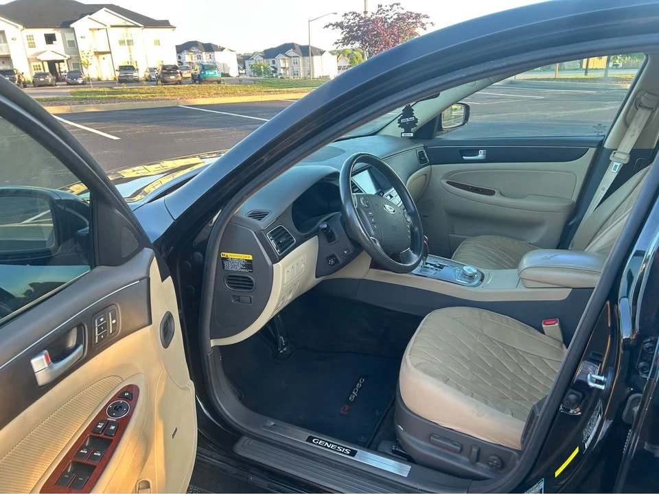 2014 Hyundai Genesis - Image 11 of 18
