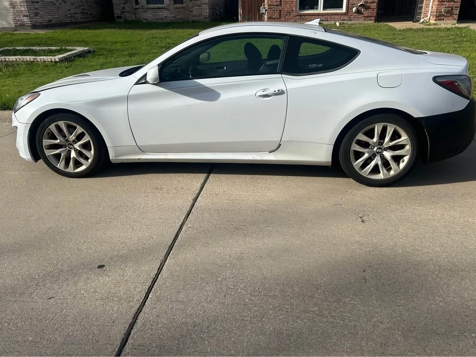 2014 Hyundai Genesis Coupe - Image 2 of 8