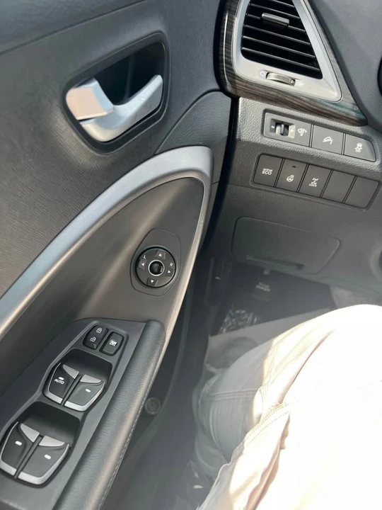 2014 Hyundai Santa Fe - Image 11 of 17
