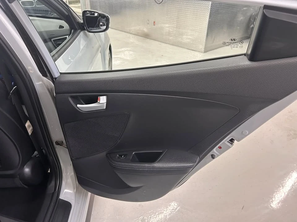 2014 Hyundai Veloster - Image 15 of 20