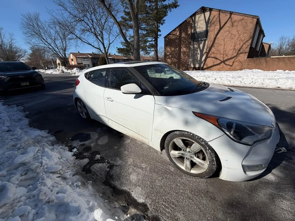 2014 Hyundai Veloster - Image 2 of 16