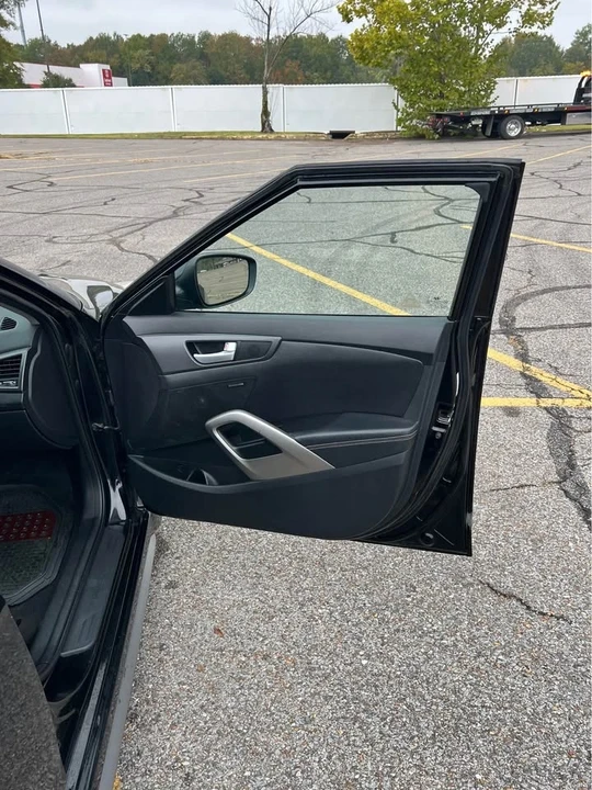 2014 Hyundai Veloster - Image 2 of 10