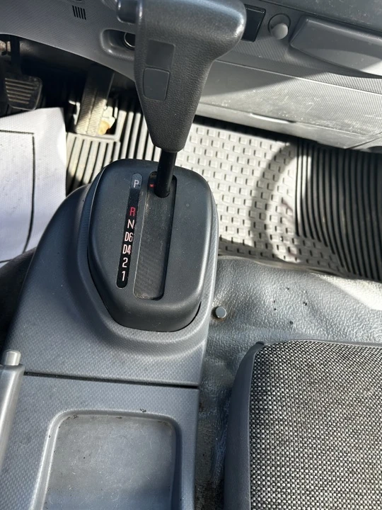2014 Isuzu Elf - Image 9 of 10
