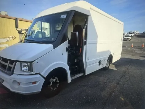 2014 Isuzu Reach 14' Step Van