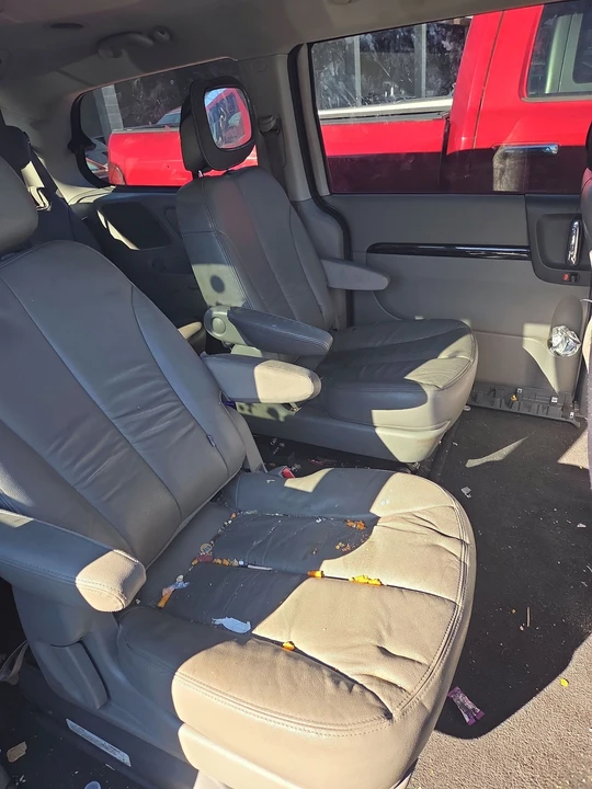 2014 Kia Carnival - Image 5 of 9