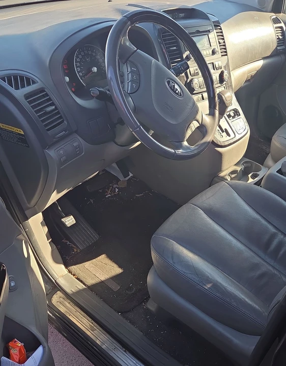2014 Kia Carnival - Image 7 of 9