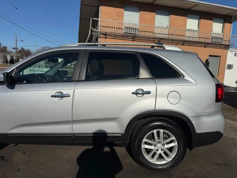 2014 Kia Sorento - Image 9 of 12