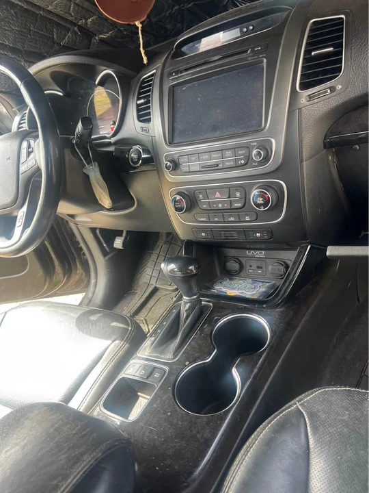 2014 Kia Sorento - Image 15 of 17