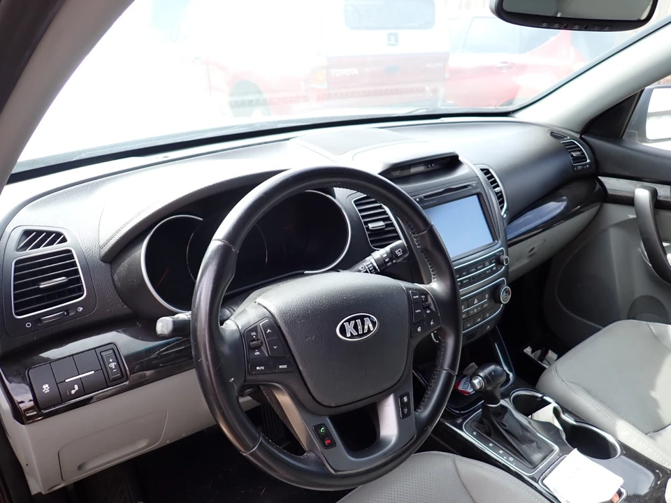 2014 Kia Sorento - Image 6 of 12