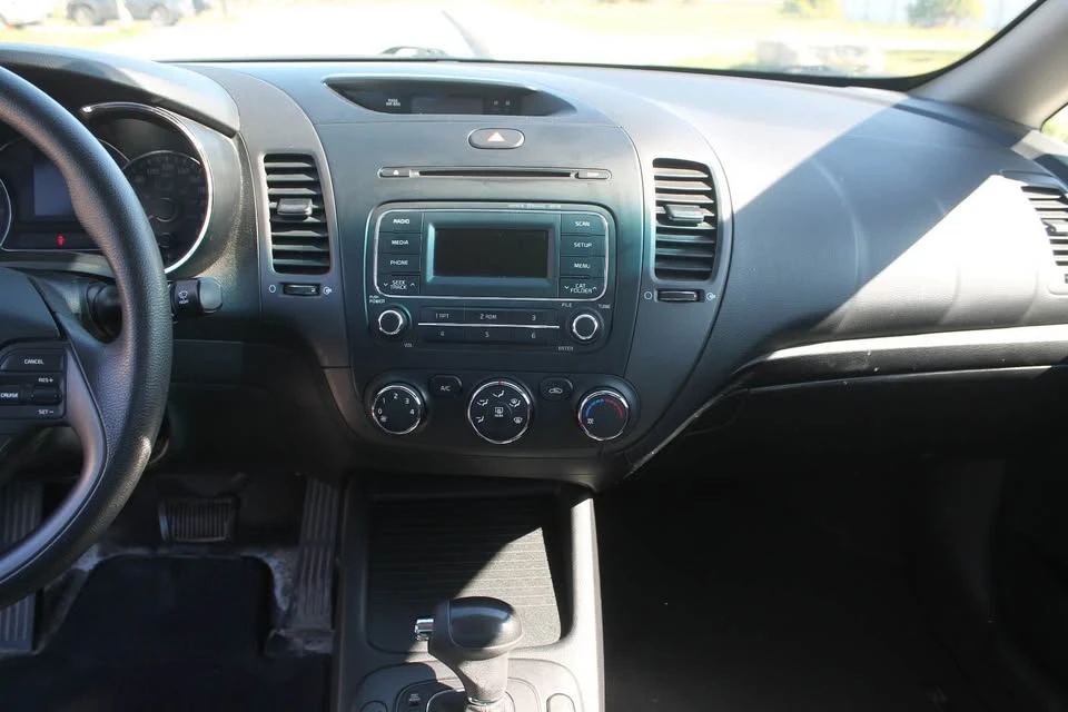 2014 Kia Forte - Image 6 of 10
