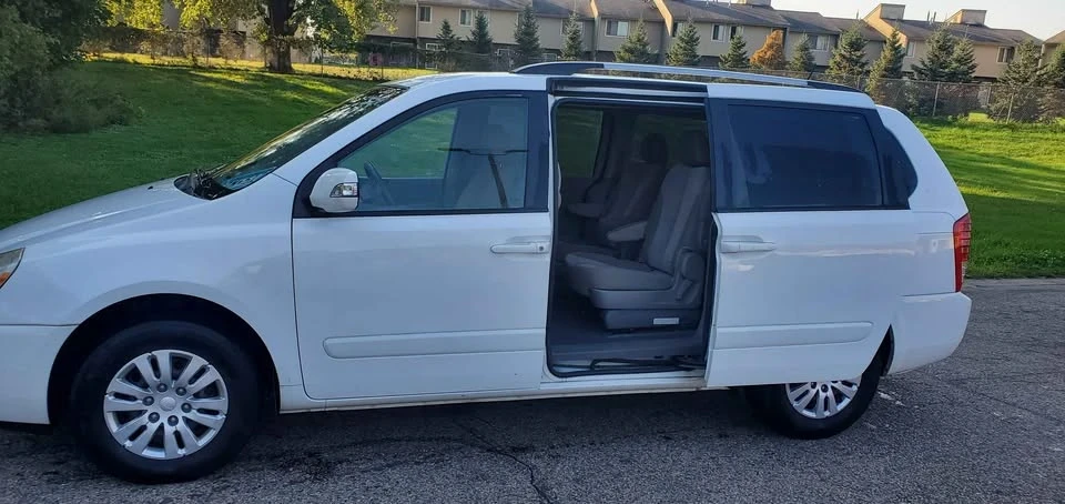 2014 Kia Carnival - Image 13 of 20