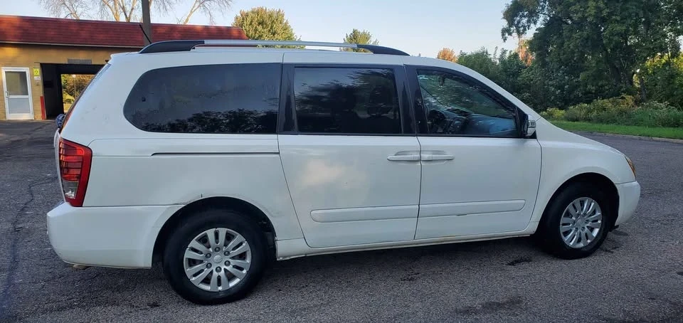 2014 Kia Carnival - Image 2 of 20
