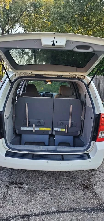 2014 Kia Carnival - Image 15 of 20